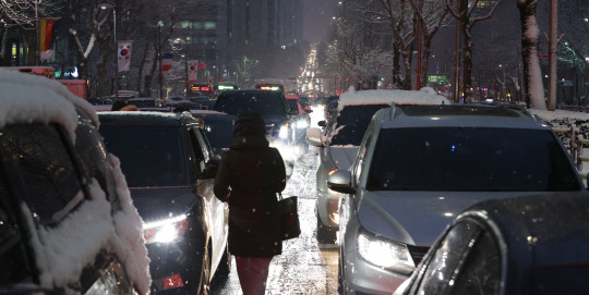 힘든 퇴근길      (서울=연합뉴스) 이진욱 기자 = 많은 눈이 내린 12일 오후 서울 역삼역 인근 도로가 퇴근길 차량으로 꽉 막혀 있다. 2021.1.12      cityboy@yna.co.kr  (끝)
